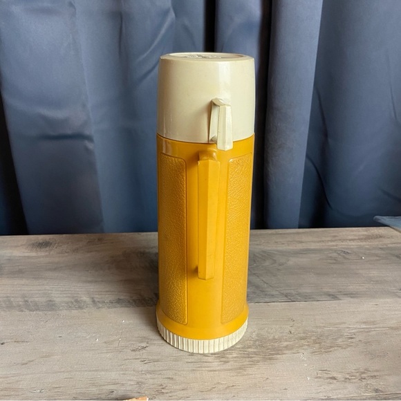 VINTAGE Mustard Yellow Thermos Vacuum Bottle Glass Lined Hot or Cold Drink Mug - Picture 4 of 10
